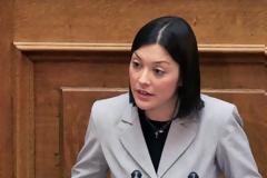 Η βουλευτίνα με τη… βέσπα