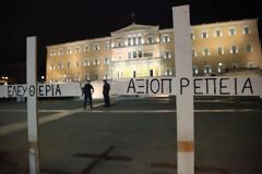 H χώρα πάνω σε κινούμενη άμμο...