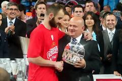 Ο... MVP ΣΠΑΝΟΥΛΗΣ ΕΧΡΙΣΕ ΠΟΛΥΤΙΜΟΥΣ ΟΛΟΥΣ ΤΟΥΣ ΣΥΜΠΑΙΚΤΕΣ ΤΟΥ! *ΒΙΝΤΕΟ*