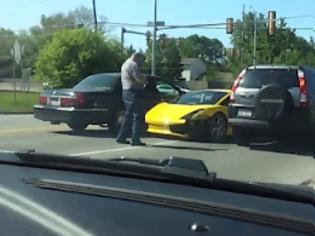 Φωτογραφία για Οδηγός έχασε τον έλεγχο από μια Lamborghini και την τράκαρε! [Video]