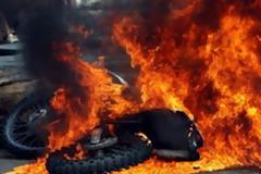 Στις φλόγες τυλίχτηκε μηχανή στα Καμίνα