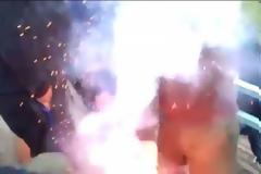 ΑΝΑΨΕ ΚΑΠΝΟΓΟΝΟ ΠΡΟΣ ΤΟ... ΠΡΟΣΩΠΟ ΤΟΥ! *ΒΙΝΤΕΟ*