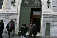 Süddeutsche Zeitung: Οι Ελληνες «αδειάζουν» τις τράπεζες