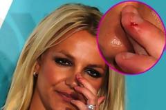 H Britney Spears τρώει τα νύχια της!