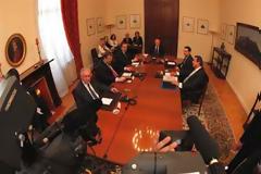 Ξεκίνησε η σύσκεψη των πολιτικών