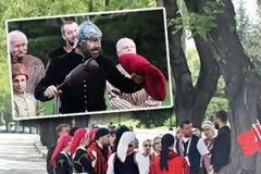 Η μεταλαμπάδευση του κεμαλισμού και του ραγιαδισμού στην ελληνική νεολαία