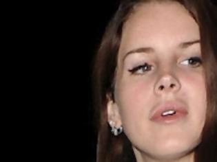 Φωτογραφία για Lana Del Rey: εμφανίστηκε με... κατάμαυρο μουστάκι!