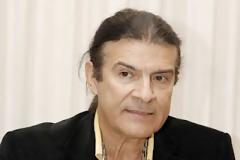 Ακτιβιστές στο σύνταγμα… Ελληνική Αστυνομία, ο τρεχάμενος του ΣΥΡΙΖΑ, και οι τοπικοί επιχειρηματίες