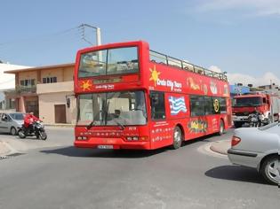 Φωτογραφία για Απειλούν να κατεβάσουν τουρίστες από τα διώροφα λεωφορεία
