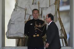 Κρίσιμες οι 100 πρώτες μέρες της κυβέρνησης Ολάντ