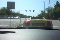 Δεν θα το πιστέψετε τι έκανε ο τύπος με την Lamborghini!!!! [BINTEO]