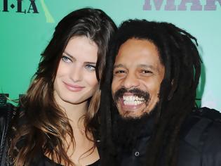 Φωτογραφία για H Isabeli Fontana αρραβωνιάστηκε τον Rohan Marley