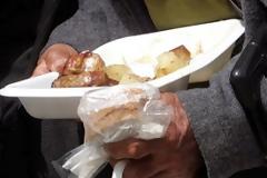 Πεινάει ο κοσμάκης και ζητάει όλο και περισσότερο δωρεάν τρόφιμα!