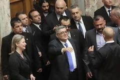Στρατιωτική προσήλωση για τους βουλευτές της Χρυσής Αυγής (VIDEO)