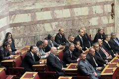 Εγέρθησαν όλοι οι βουλευτές για το κοράνι… Πλην των 21 της Χρυσής Αυγής