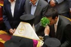 Ο ΑΛΕΞΗΣ ΤΣΙΠΡΑΣ ΑΡΝΗΘΗΚΕ ΝΑ ΦΙΛΗΣΕΙ ΤΟΝ ΣΤΑΥΡΟ