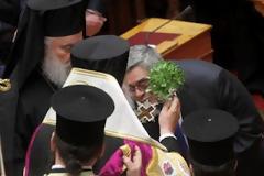 Μόνο έναν πολιτικό χαιρέτησε με χειραψία ο Μιχαλολιάκος μέσα στη βουλή...Δείτε ποιος ήταν..