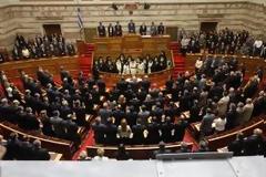 Αναγνώστης κάνει σχόλιο για τους βουλευτές που δεν έδωσαν θρησκευτικό όρκο