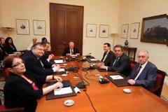 Όποιος μιλήσει με αλήθεια και ρεαλισμό θα κερδίσει το λαό