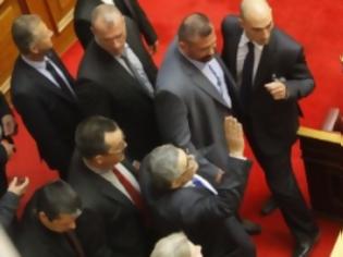 Φωτογραφία για Οι βουλευτές της Χρυσής Αυγής μπήκαν σε …παρέλαση και όλοι μαζί στην Βουλή (Video)