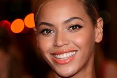 Όλο και με λιγότερο μακιγιάζ εμφανίζεται η Beyonce