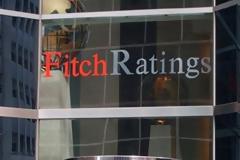 Νέο πλήγμα από την Fitch για την οικονομία