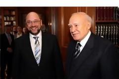 Σουλτς με Παπούλια και αρχηγούς για το ευρώ