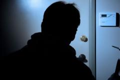 Τον έπιασαν στα πράσα και ανακάλυψαν ..ότι είχε ρημάξει τα Ν.Προάστια