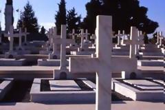 Κρεμάστηκε στο νεκροταφείο στον τάφο συγγενή της