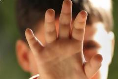 Ξυλοκόπησαν τον 7χρονο γιο τους και τον έδιωξαν από το σπίτι!