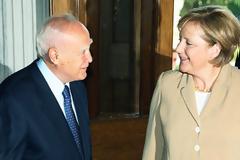 Ο Κάρολος Παπούλιας κατήργησε τον πρωθυπουργό Πικραμμένο!