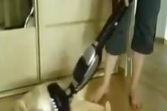 VIDEO: Γάτες και σκύλοι που λατρεύουν την ηλεκτρική σκούπα!