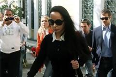 Β. ΣΤΑΜΑΤΗ: ΕΙΜΑΙ ΦΥΛΑΚΗ ΕΠΕΙΔΗ ΠΑΝΤΡΕΥΤΗΚΑ ΕΝΑΝ ΠΟΛΙΤΙΚΟ
