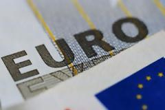 Σε νέο χαμηλό τετραμήνου το ευρώ