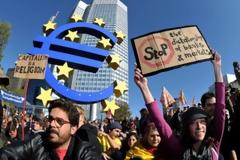 Δυναμική διαμαρτυρία κατά των τραπεζών και της λιτότητας