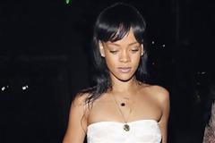 Με το... σουτιέν πήγε να δειπνήσει η Rihanna
