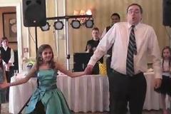 VIDEO: Αυτός είναι μπαμπάς-party animal!