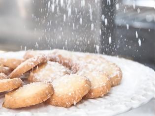 Φωτογραφία για Μπισκότα πασπαλισμένα με ζάχαρη με 3 υλικά