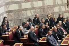Παραλίγο ξύλο στη Βουλή με Χρυσή Αυγή!