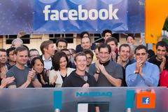 Φρενήρης ζήτηση για τη μετοχή του Facebook στη Γουόλ Στριτ