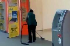 Ξεκαρδιστικό FAIL: Νέα, ασύρματη ηλεκτρική σκούπα! [Video]