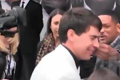 Απίστευτο σκηνικό! Δημοσιογράφος προσπαθησε να φιλήσει στο στόμα τον Will Smith και αυτός του έριξε σφαλιάρα! [Video]