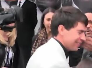 Φωτογραφία για Απίστευτο σκηνικό! Δημοσιογράφος προσπαθησε να φιλήσει στο στόμα τον Will Smith και αυτός του έριξε σφαλιάρα! [Video]