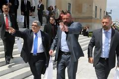 Οι χρυσαυγίτες στο γραφείο του Πάγκαλου!