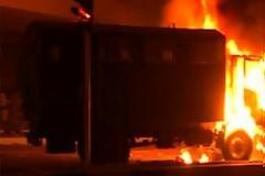 Πάτρα: Στις φλόγες τυλίχθηκαν δύο φορτηγά