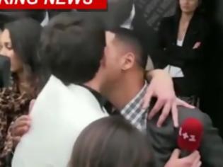 Φωτογραφία για VIDEO: Ο Γουίλ Σμιθ χαστουκίζει ρεπόρτερ γιατί πήγε να τον φιλήσει στο στόμα