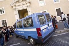 ΙΤΑΛΙΑ: ΜΙΑ ΜΑΘΗΤΡΙΑ ΝΕΚΡΗ ΚΑΙ ΕΠΤΑ ΤΡΑΥΜΑΤΙΕΣ ΑΠΟ ΒΟΜΒΙΣΤΙΚΗ ΕΠΙΘΕΣΗ