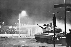 Δείτε τι απαντά ο οδηγός του τανκ...στους ισχυρισμούς του επικεφαλής της Χρυσής Αυγής Νίκου Μιχαλολιάκου για το Πολυτεχνείο