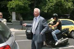 Χωρίς μισθό, λιμουζίνες, αλλά και σωματοφύλακες οι 