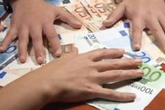 Ο γύπας από τα Κέιμαν που άρπαξε τα 436 εκατ. ευρώ της Ελλάδας